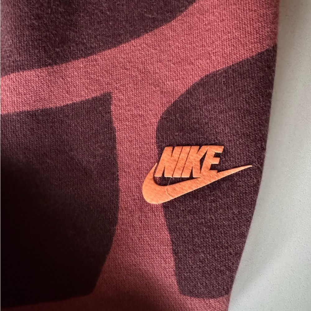 Nike A.I.R. (Artist In Residence) Kids' Cody Hudson Joggers in maroon Flyease - Picture 2 of 7